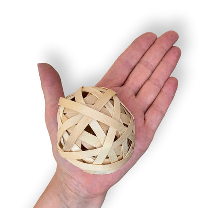 Distributeur de friandises en rotin